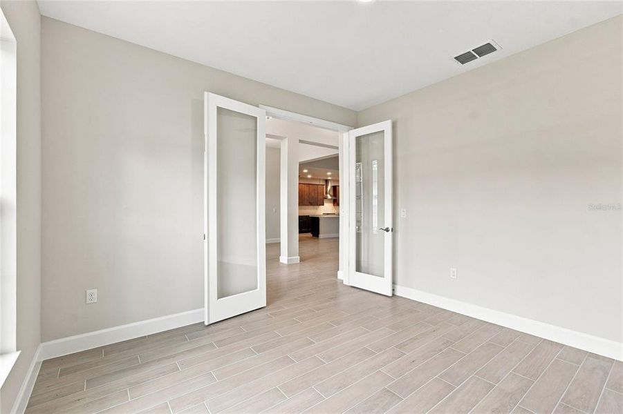 Spacious, unfurnished interior of a new home in Willow Run, Apopka (Image 33).