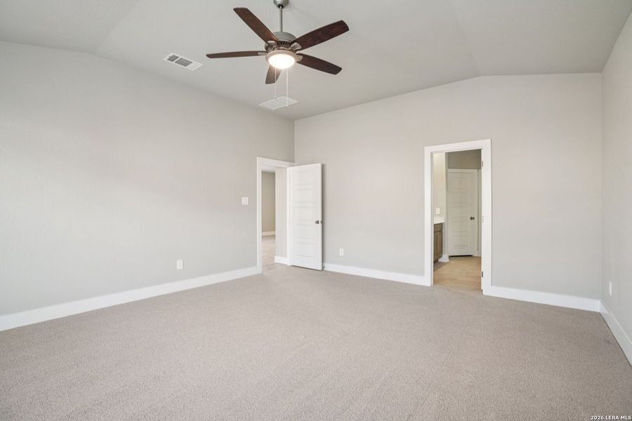 Spacious, unfurnished interior of a new home in Lark Canyon, New Braunfels (Image 26).