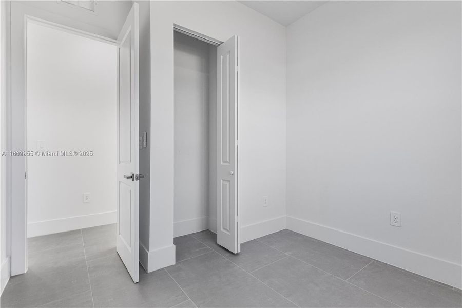 Spacious, unfurnished interior of a new home in , Lehigh Acres (Image 11).