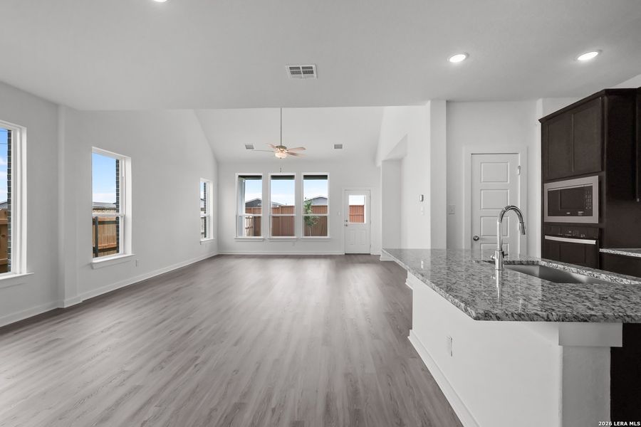 Spacious, unfurnished interior of a new home in Sunflower Ridge, New Braunfels (Image 29).