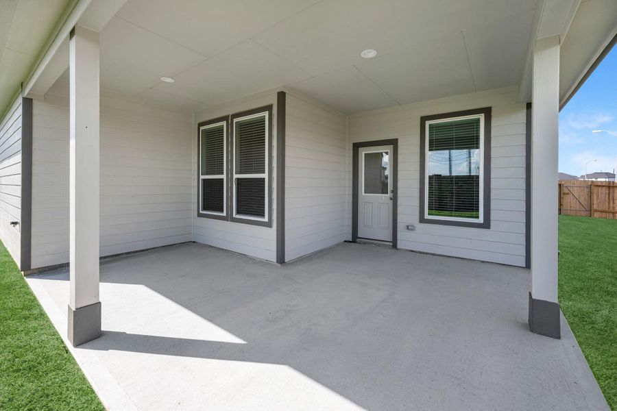 Exterior details and patio area of a home in Briarwood Crossing, Rosenberg (Image 4).