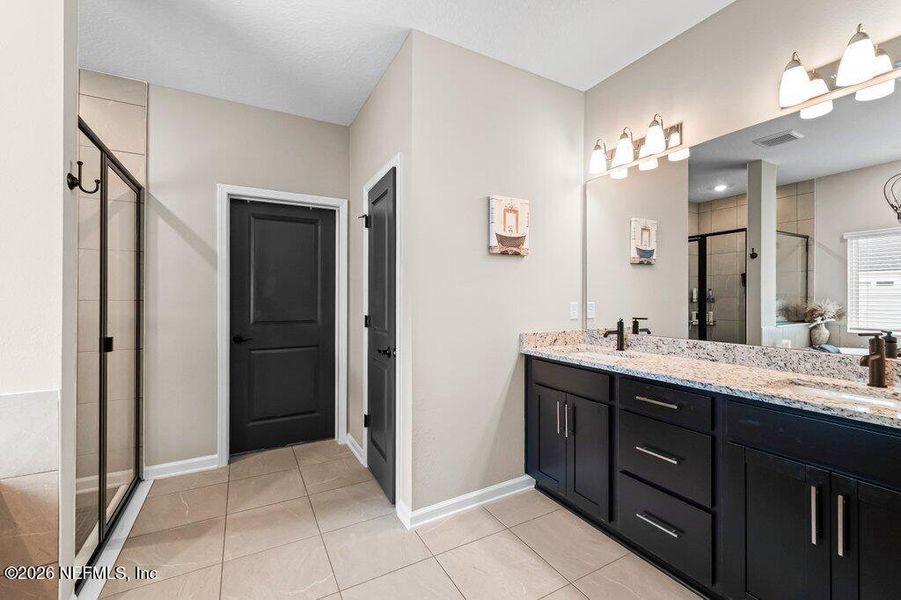 Furnished interior view inside a new home in , Middleburg (Image 37).