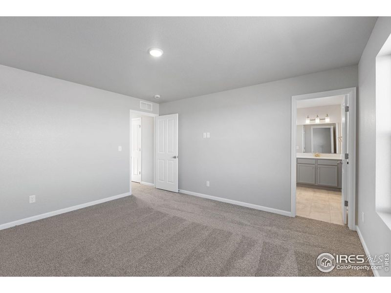 Spacious, unfurnished interior of a new home in Cordovan, Longmont (Image 17).