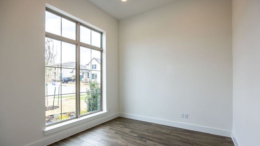 Spacious, unfurnished interior of a new home in The Colony, Bastrop (Image 10).