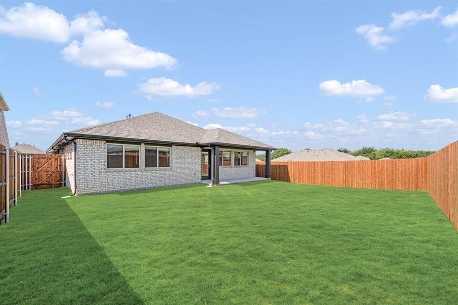 Exterior details and patio area of a home in Eagle Glen Elements, Alvarado (Image 3).
