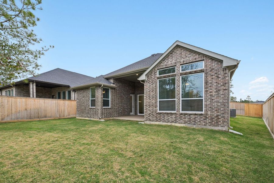 Exterior details and patio area of a home in Kresston, Montgomery (Image 4).