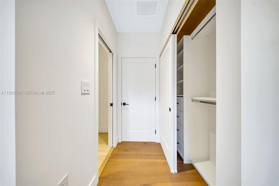 Spacious, unfurnished interior of a new home in , Miami (Image 42).