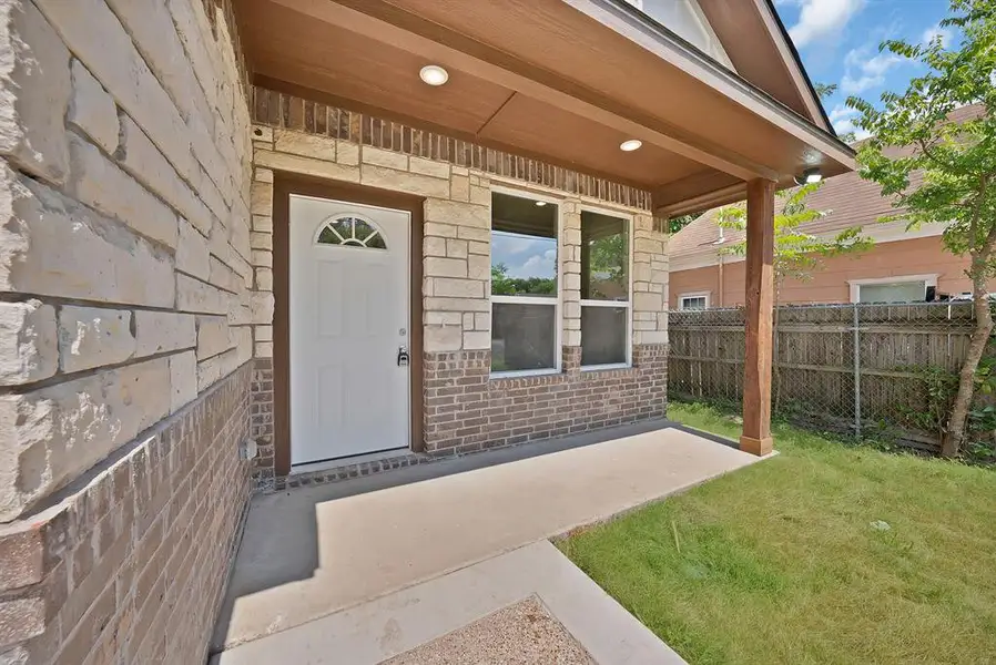 Exterior details and patio area of a home in , Cleburne (Image 3).