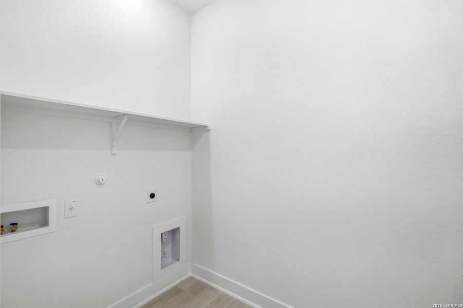 Spacious, unfurnished interior of a new home in Rose Hill, San Antonio (Image 34).