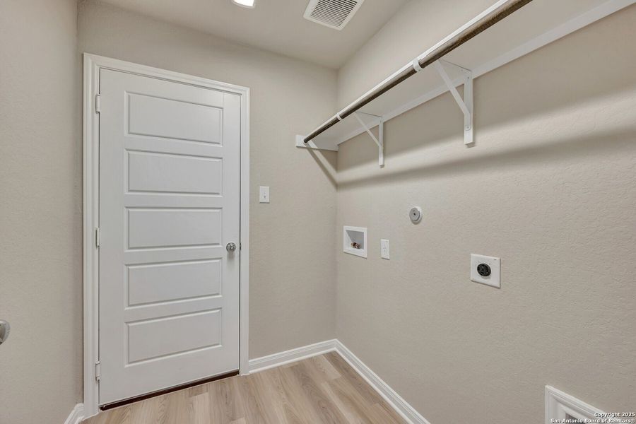 Spacious, unfurnished interior of a new home in Park Place, New Braunfels (Image 33). Spacious, unfurnished interior of a new home in Park Place, New Braunfels (Image 33).