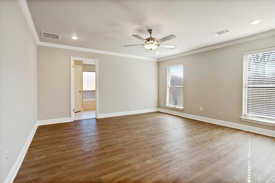 Spacious, unfurnished interior of a new home in , Sherman (Image 21).