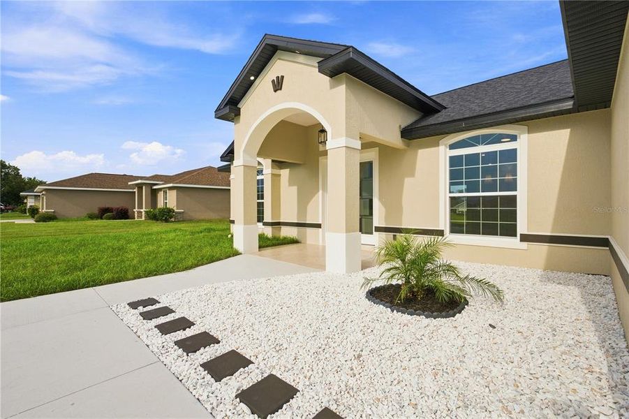 Exterior details and patio area of a home in , Belleview (Image 4).
