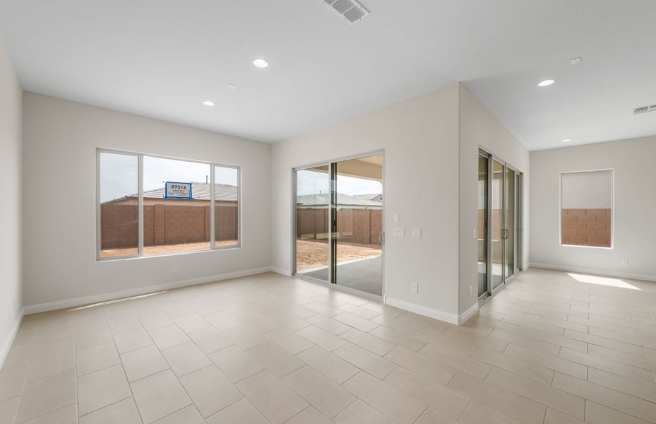 Spacious, unfurnished interior of a new home in Artisan at Asante, Surprise (Image 20).