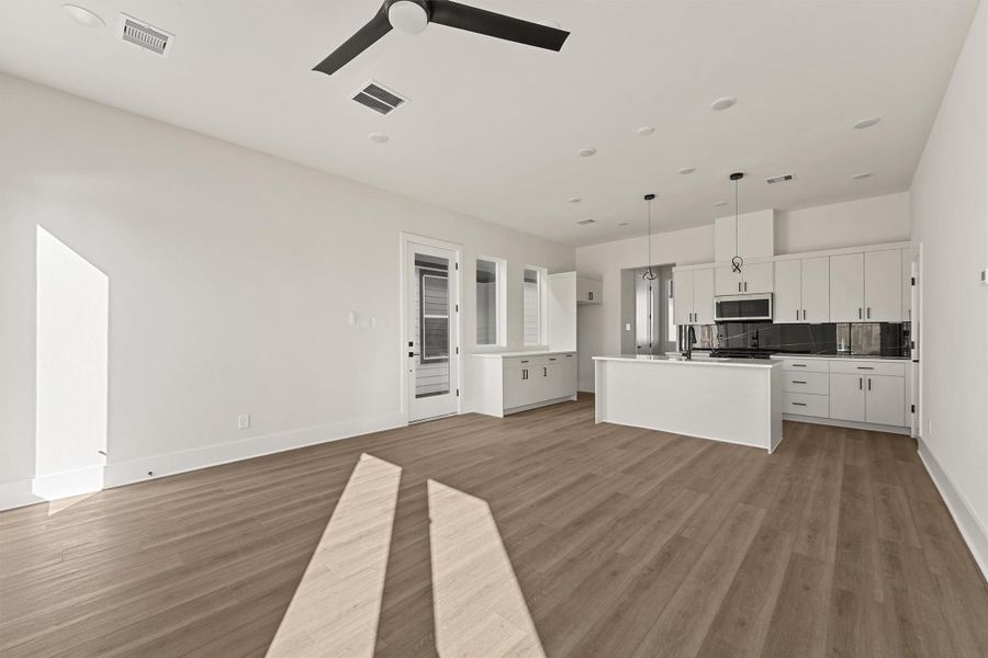 Spacious, unfurnished interior of a new home in Jesselton Square at Creekmont, Houston (Image 12).