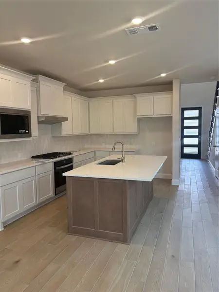 Furnished interior view inside a new home in Evergreen 40', Conroe (Image 8).