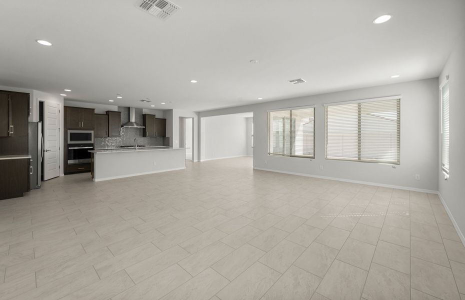 Spacious, unfurnished interior of a new home in Allen Ranches, Litchfield Park (Image 22).