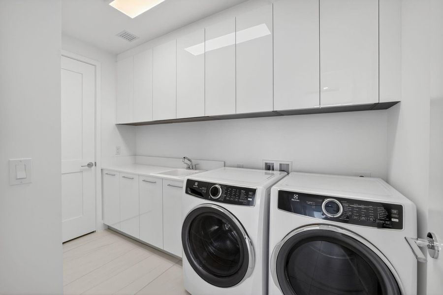 Furnished interior view inside a new home in , Fort Lauderdale (Image 5). Furnished interior view inside a new home in , Fort Lauderdale (Image 5).