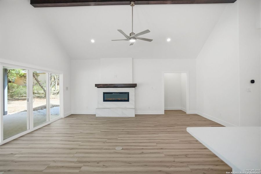 Spacious, unfurnished interior of a new home in , Canyon Lake (Image 19).