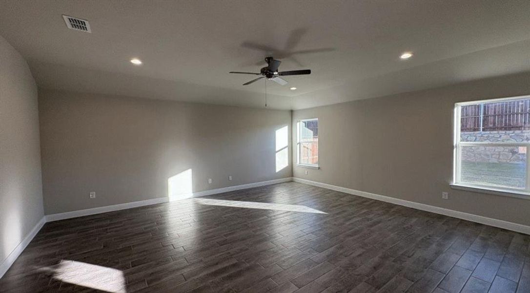 Spacious, unfurnished interior of a new home in Sandstone Estates, Granbury (Image 11).