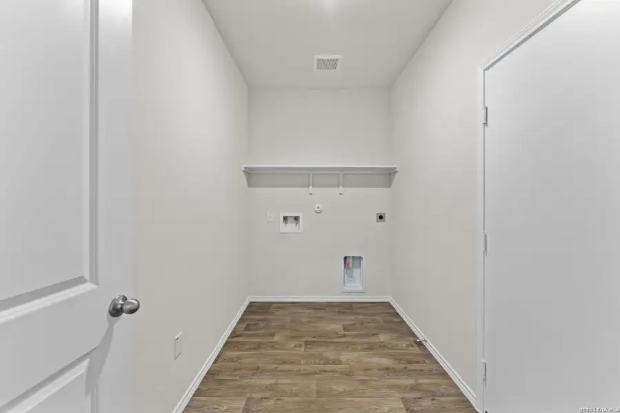 Spacious, unfurnished interior of a new home in Laurel Vistas, San Antonio (Image 17).