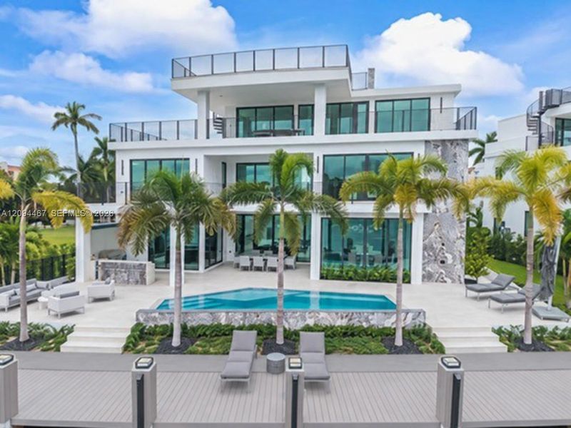Condo located in Pompano Beach, FL showcasing its design and architecture (Image 4).