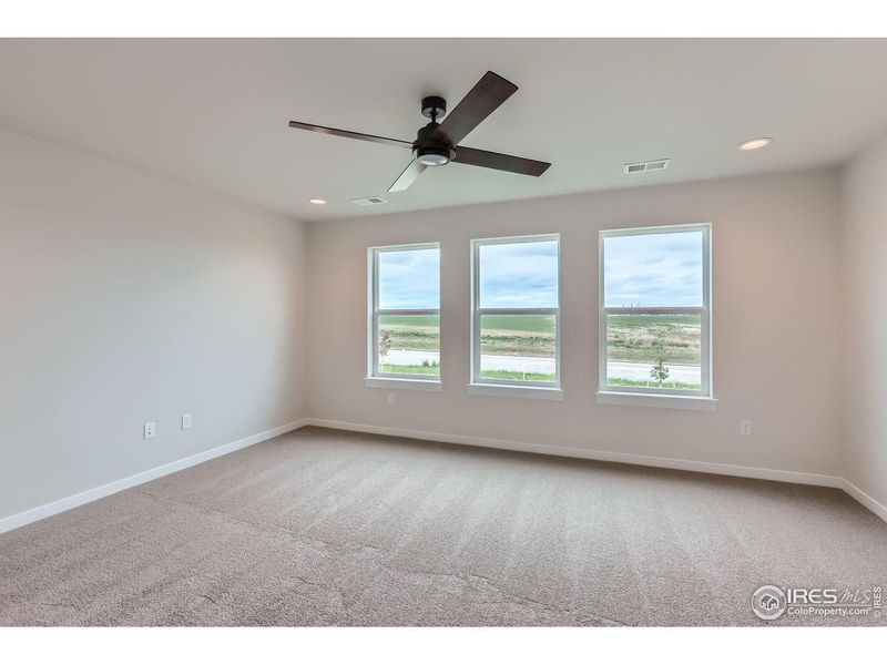 Spacious, unfurnished interior of a new home in Barefoot Lakes, Longmont (Image 14). Spacious, unfurnished interior of a new home in Barefoot Lakes, Longmont (Image 14).