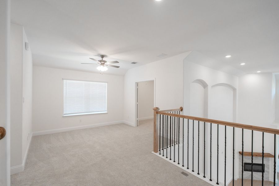 Spacious, unfurnished interior of a new home in Valencia on the Lake, Little Elm (Image 24).