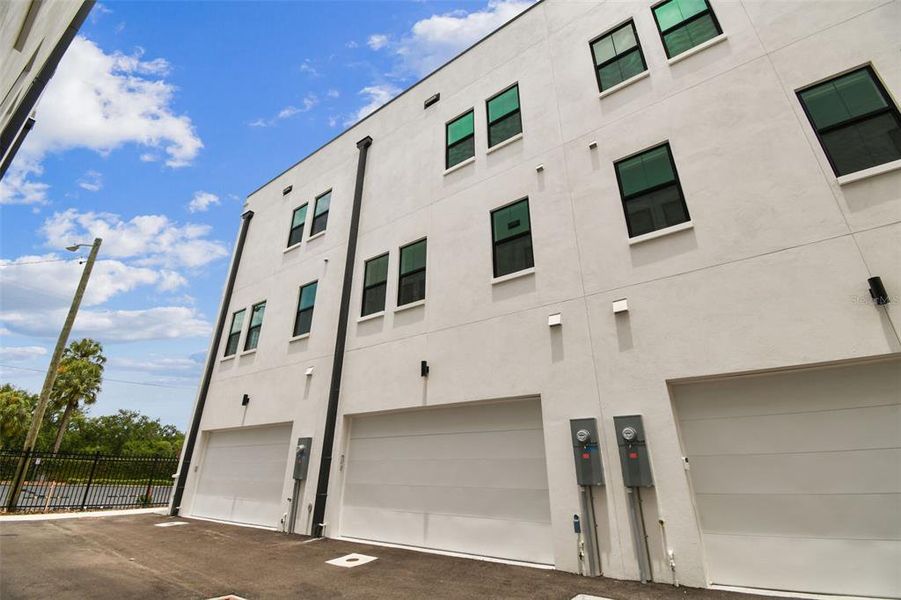 Condo located in Tampa, FL showcasing its design and architecture (Image 5).