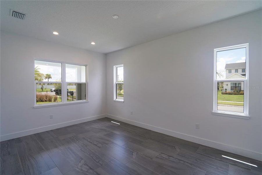 Spacious, unfurnished interior of a new home in , Orlando (Image 8).