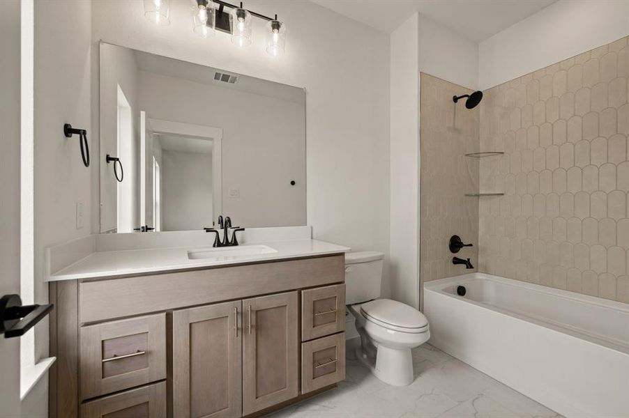 Your guests will love having their own private en suite bath! Your guests will love having their own private en suite bath!