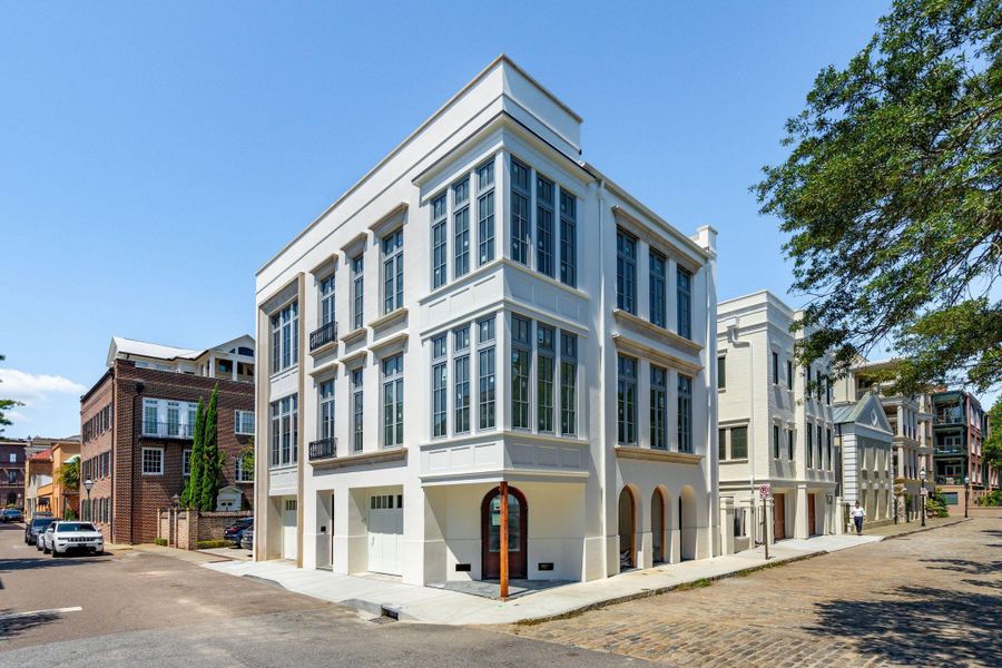 Condo located in Charleston, SC showcasing its design and architecture (Image 5).