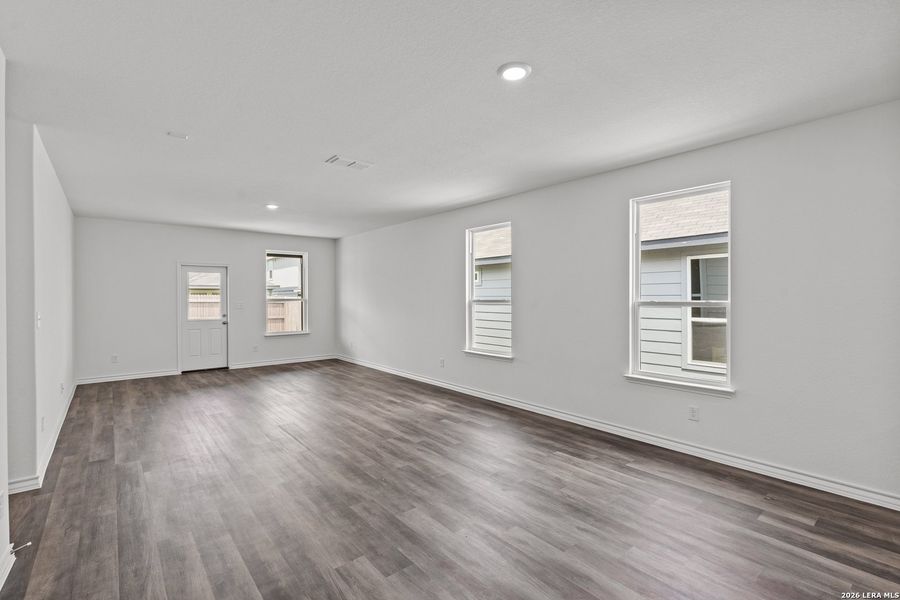 Spacious, unfurnished interior of a new home in Cinco Lakes, San Antonio (Image 18).