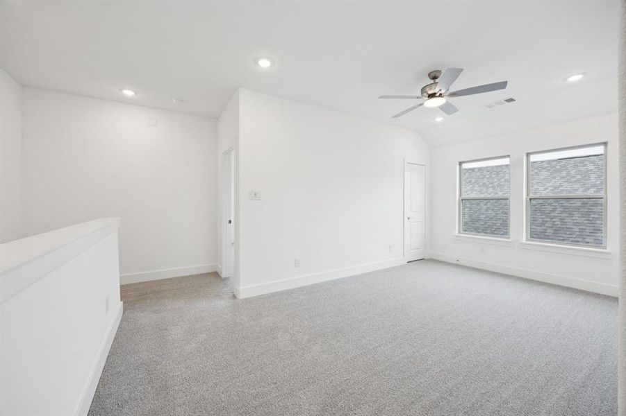 Spacious, unfurnished interior of a new home in Dove Hollow, Waxahachie (Image 26).