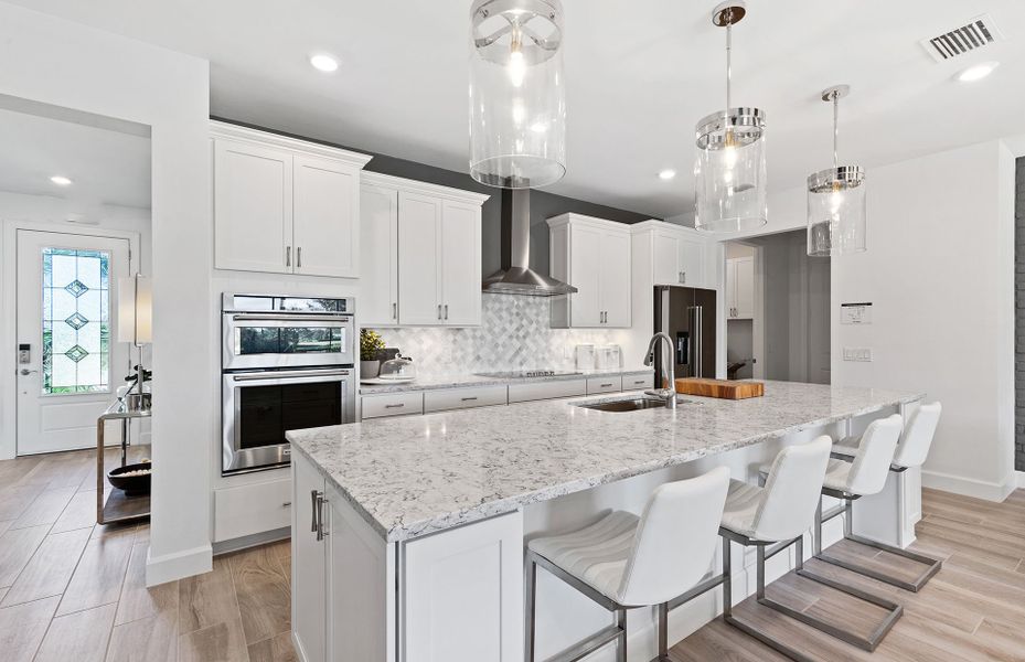 Large center island, perfect for hosting parties