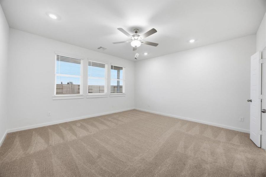 Spacious, unfurnished interior of a new home in , Iowa Colony (Image 17).