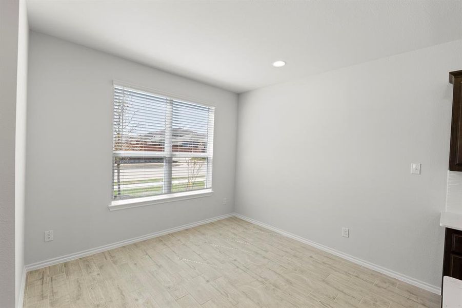 05. 3732 Honey Daisy - Dining