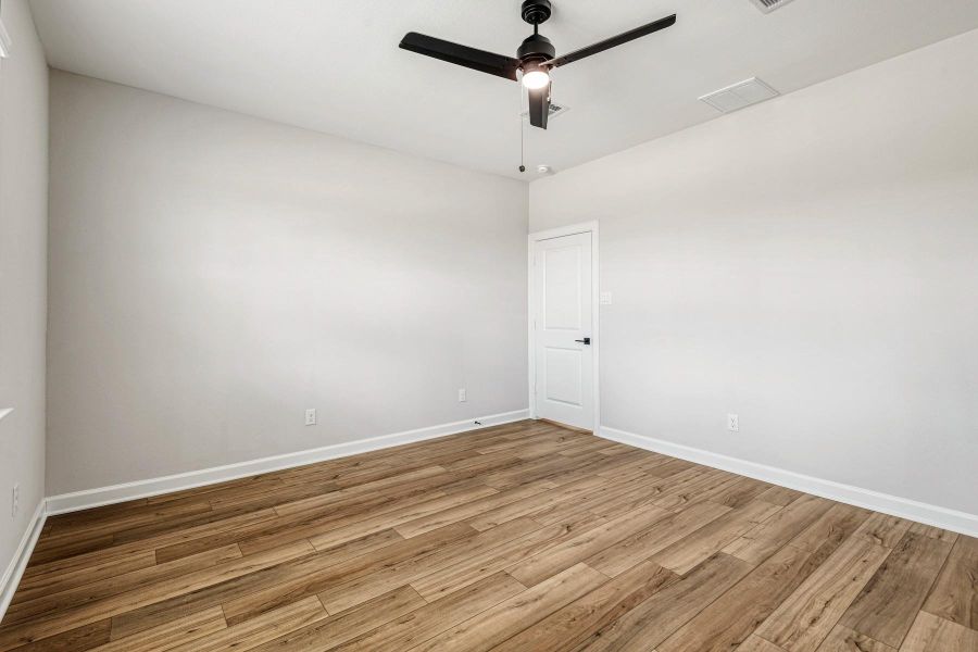 Spacious, unfurnished interior of a new home in Sweetwater Ridge, Conroe (Image 19).