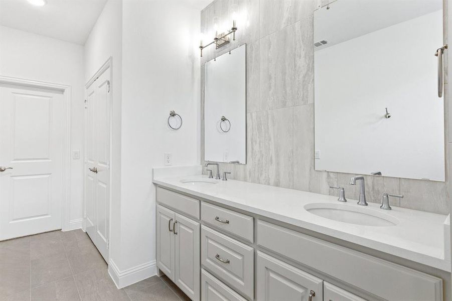 023-2880Enfield-TheColony-TX-75056-PrimaryBathroom.jpg-SMALL