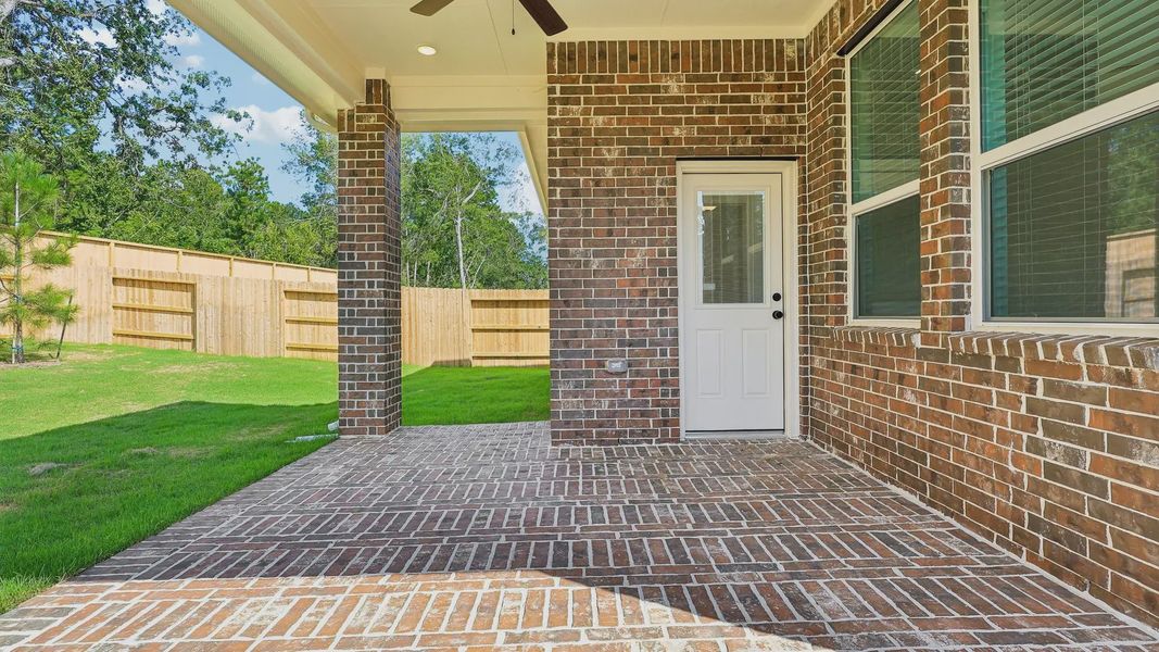 Exterior details and patio area of a home in Evergreen 40s, Conroe (Image 3).