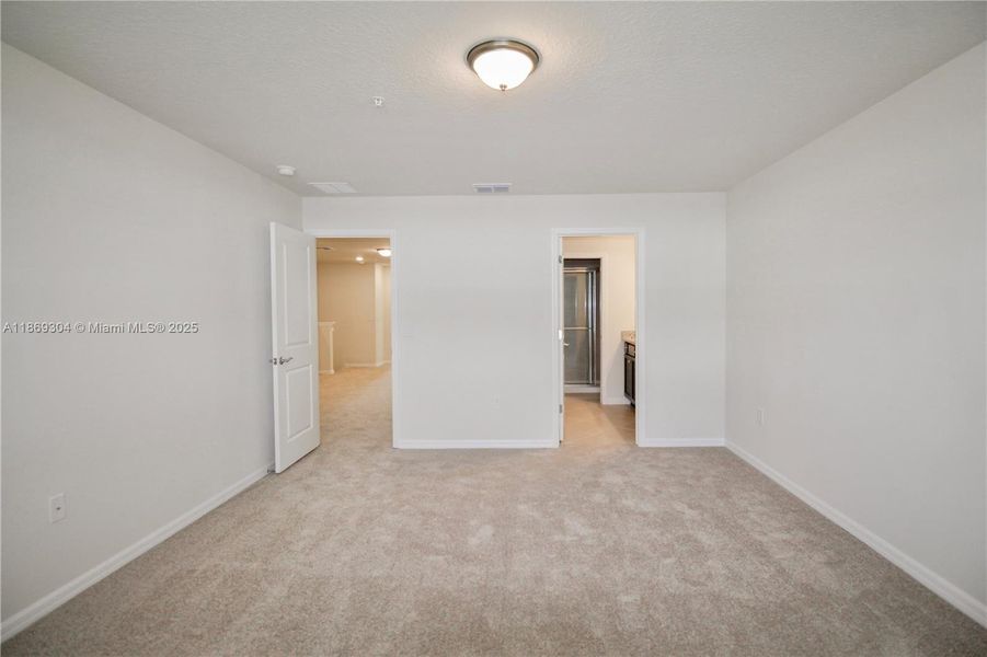 Spacious, unfurnished interior of a new home in , Clermont (Image 20).
