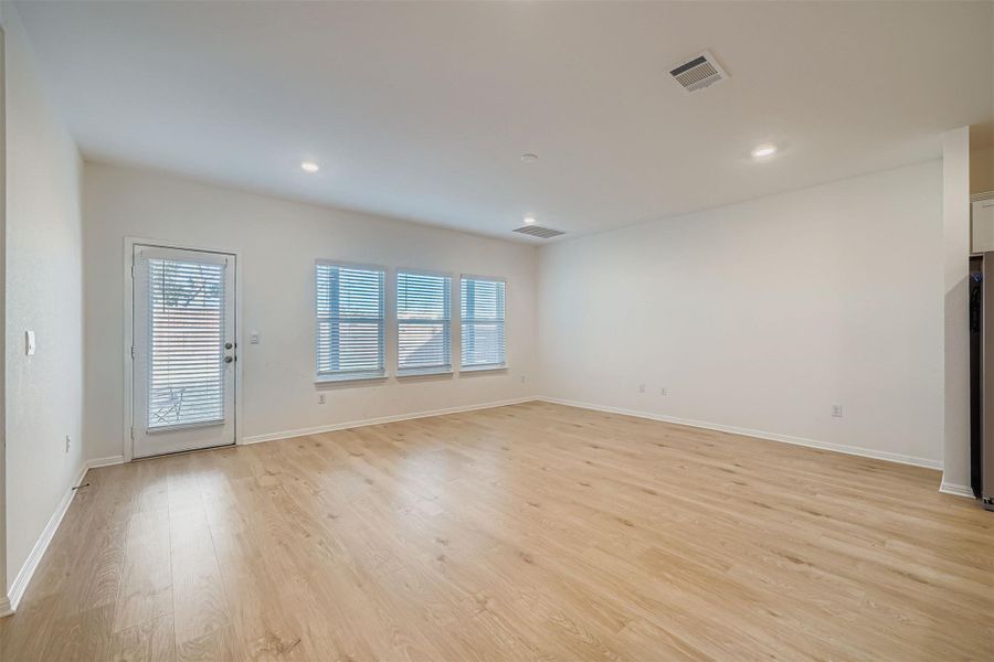 Spacious, unfurnished interior of a new home in Bar W Ranch, Leander (Image 15).