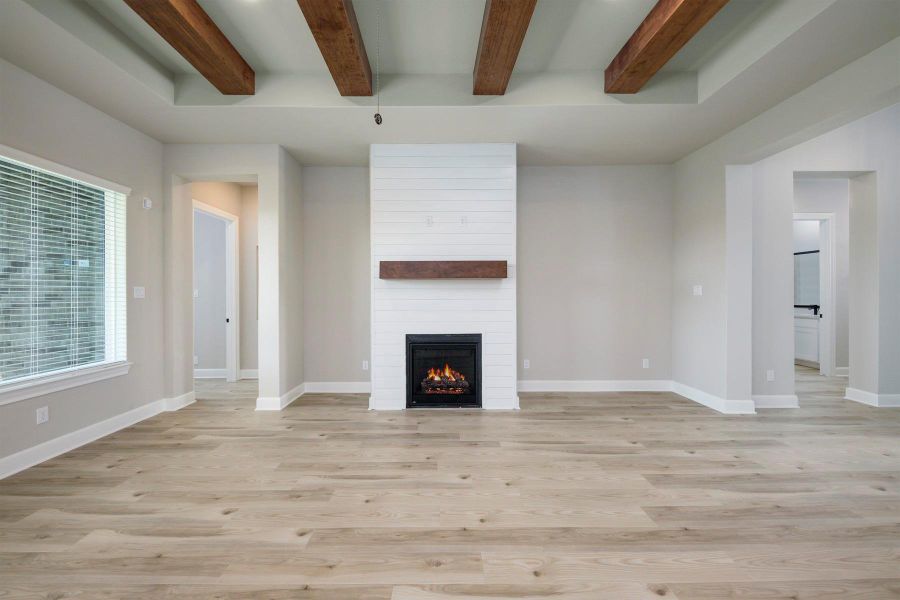 Spacious, unfurnished interior of a new home in Sierra Vista, Iowa Colony (Image 10).