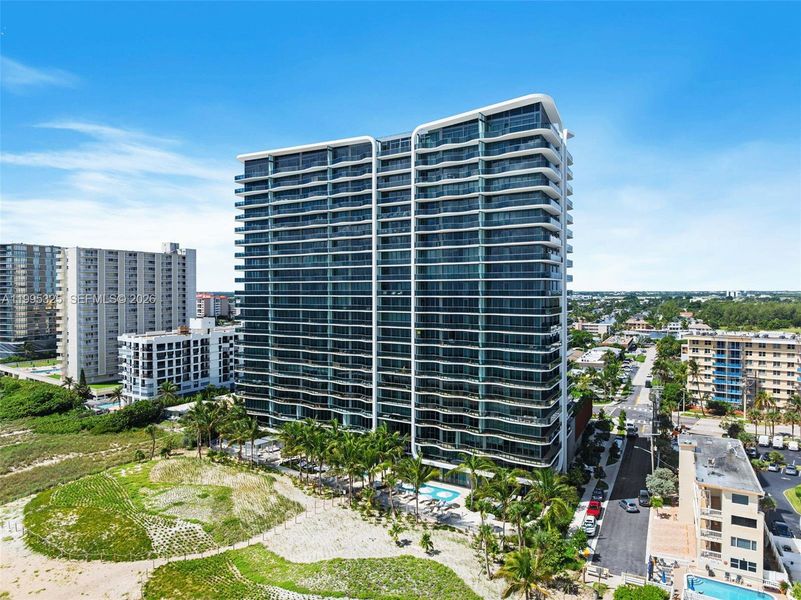 Condo located in Pompano Beach, FL showcasing its design and architecture (Image 22).