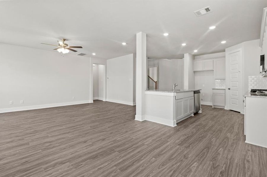 Spacious, unfurnished interior of a new home in Lyons Crest Estates, Garland (Image 38).