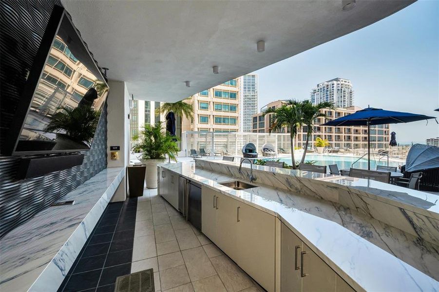 Condo located in St. Petersburg, FL showcasing its design and architecture (Image 27).