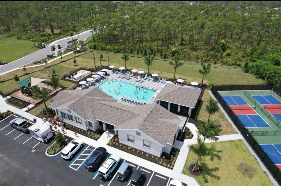 Community amenities in Island Lakes at Coco Bay, Englewood (Image 13).
