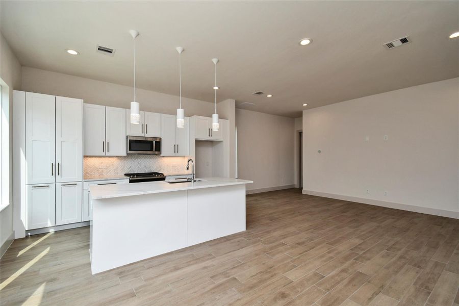 Photos are of the same floorplan, different community. Selections & finishes may vary Photos are of the same floorplan, different community. Selections & finishes may vary