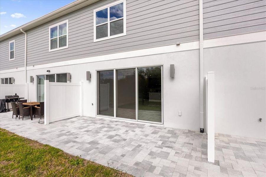 Exterior details and patio area of a home in , Kissimmee (Image 4).