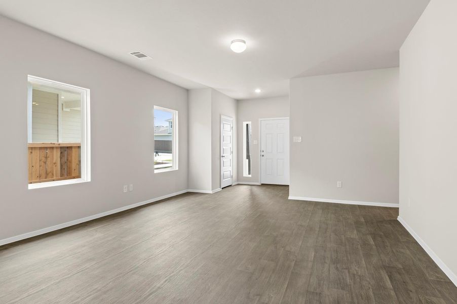 Spacious, unfurnished interior of a new home in Cloverleaf, Austin (Image 23).