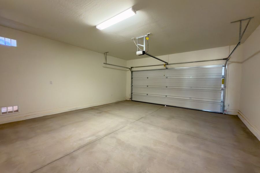 Spacious, unfurnished interior of a new home in Rancho Mirage, Maricopa (Image 20). Spacious, unfurnished interior of a new home in Rancho Mirage, Maricopa (Image 20).